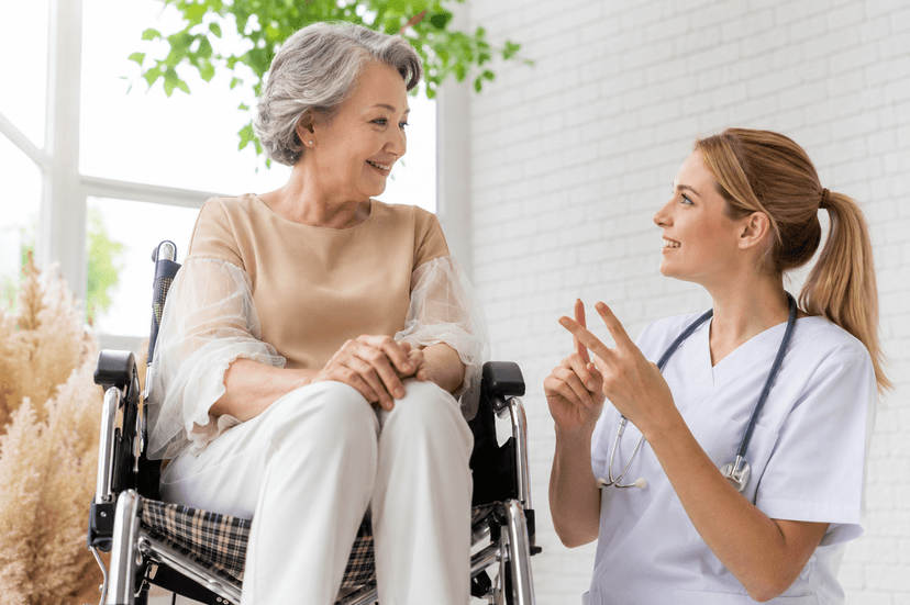 Profissional de home care cuidando de paciente idoso